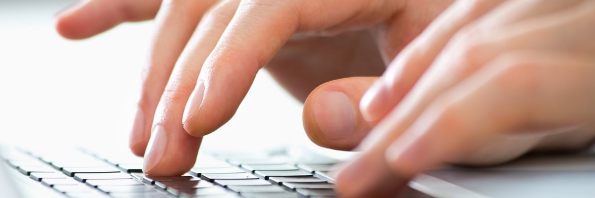 Teilzeitführungskraft tippt am Laptop